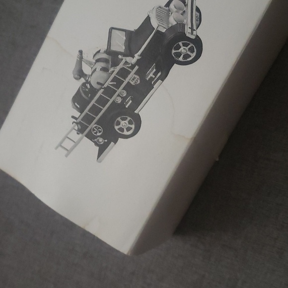 Heritage Village Collection City Fire Dept 56 Fire Truck handpainted porcelin - Picture 14 of 16